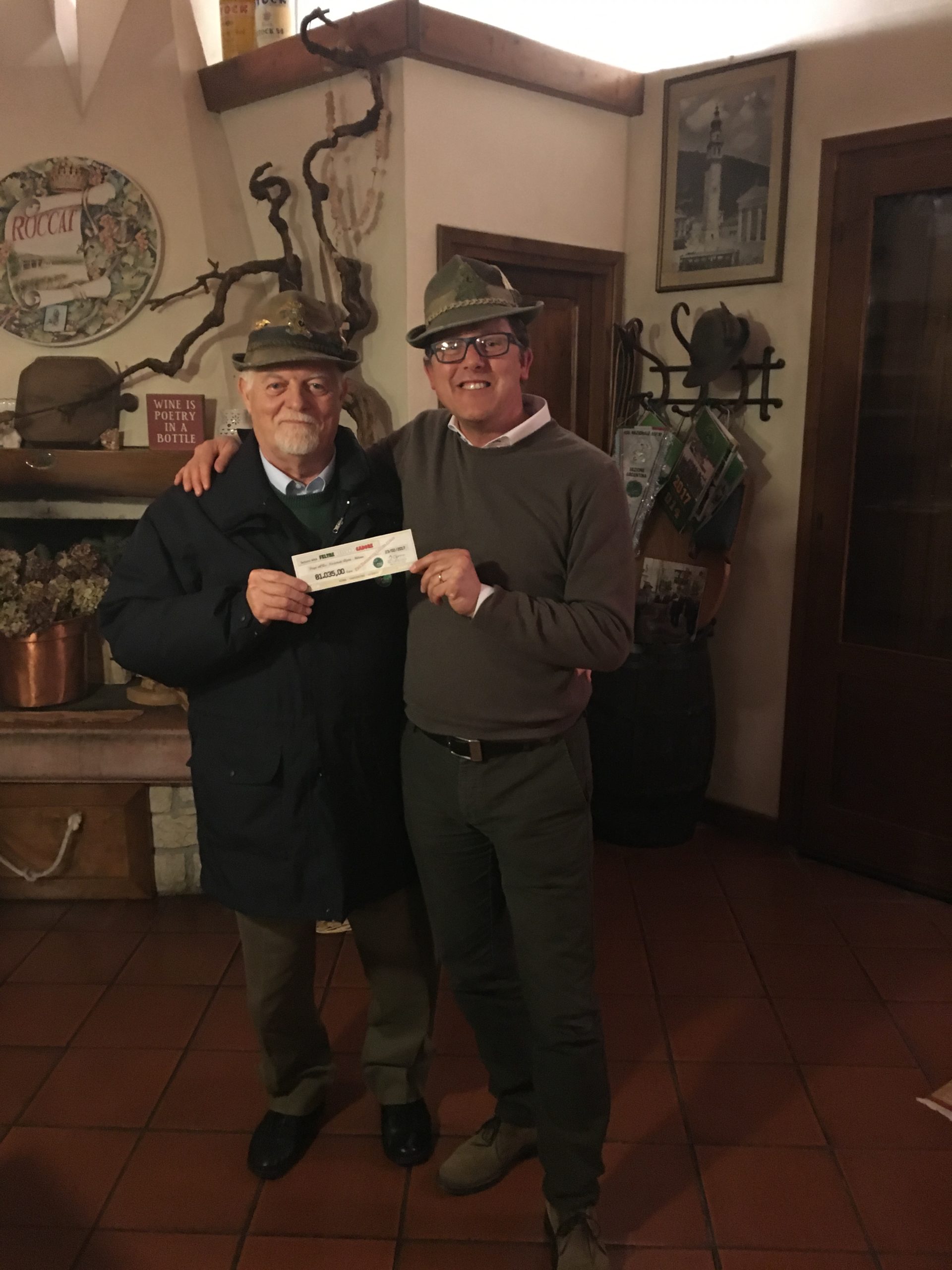 Michele Sacchet consegna a Sebastiano Favero l'assegno della raccolta fondi ANA