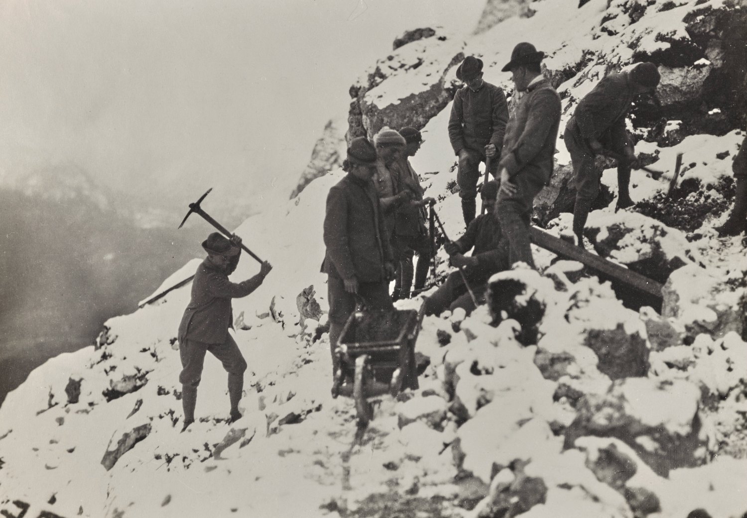 Alpini al lavoro in alta quota sul Monte Nero, 1916