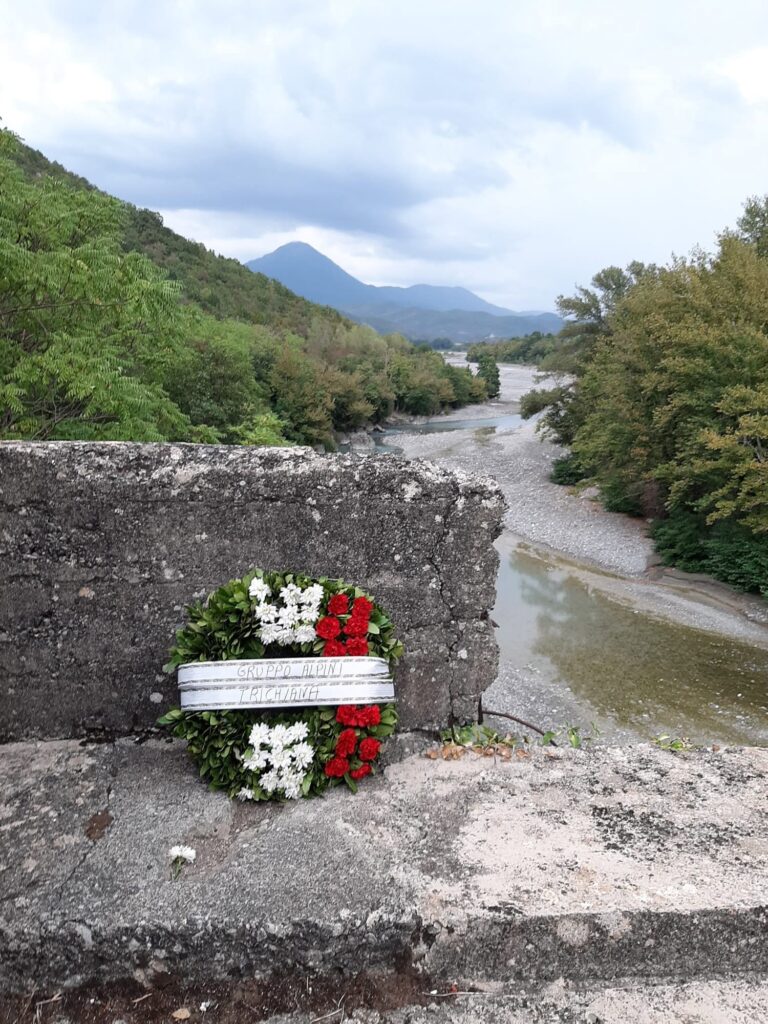 Corona al Ponte di Perati degli Alpini del Gruppo di Trichiana