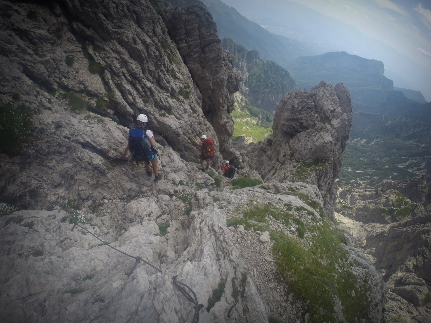 Passaggio attrezzato sulla ferrata Marmol, in discesa dalla Schiara verso il Rifugio 7 Alpini