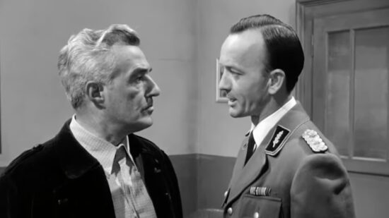 Vittorio De Sica e Hannes Messemer faccia a faccia in una scena del film Il generale Della Rovere di Roberto Rossellini (1959)