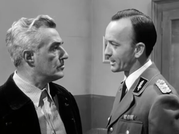 Vittorio De Sica e Hannes Messemer faccia a faccia in una scena del film Il generale Della Rovere di Roberto Rossellini (1959)