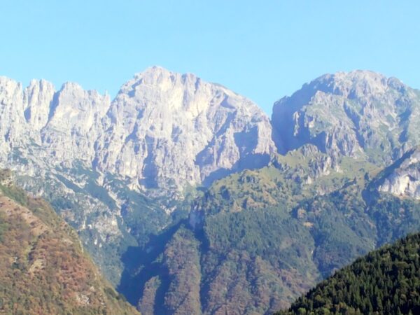 Il gruppo della Schiara sopra Belluno, con il monte Pelf e la Gusela del Vescova: sotto queste pareti sorge il Rifugio 7 Alpini