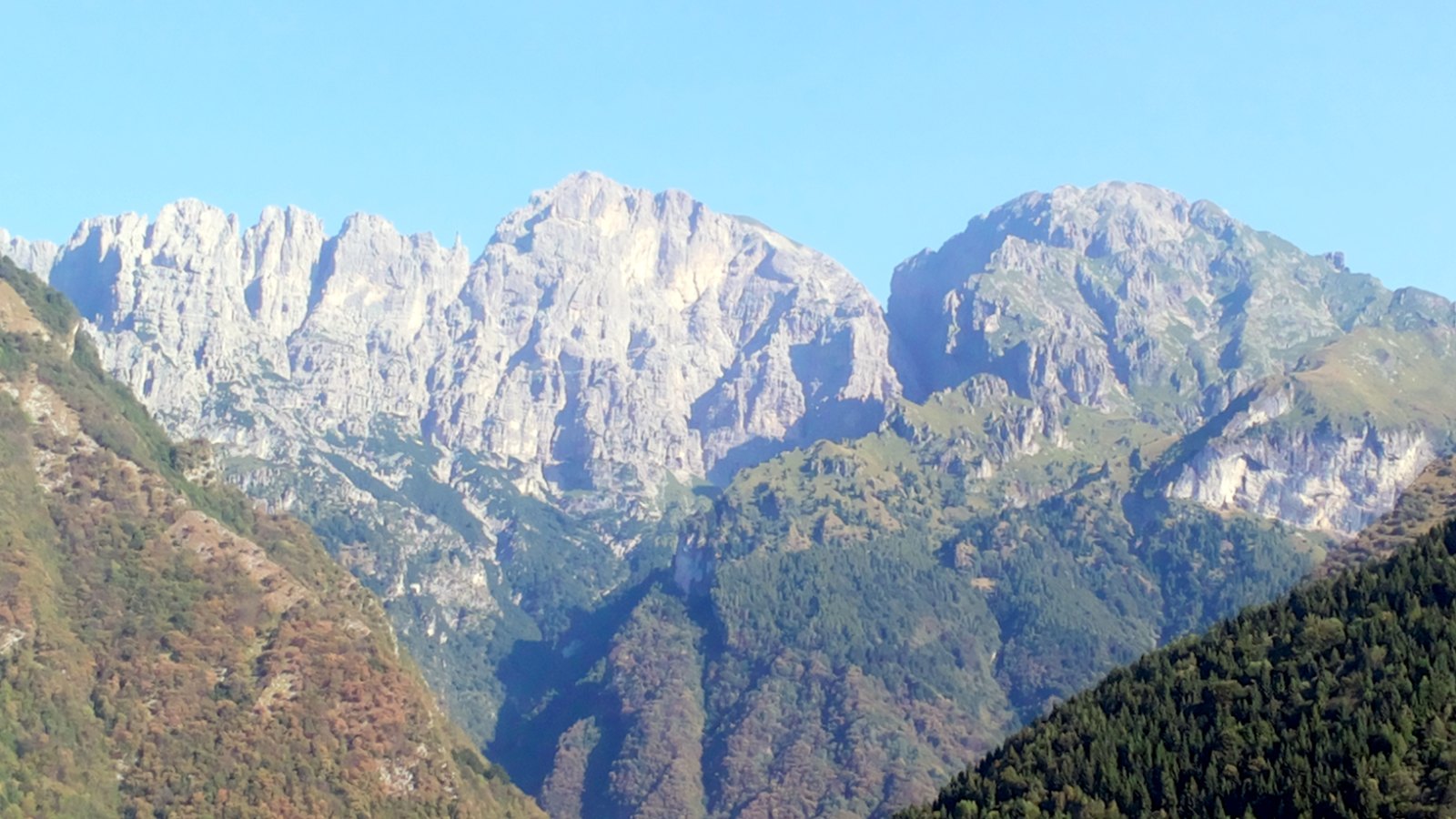 Il gruppo della Schiara sopra Belluno, con il monte Pelf e la Gusela del Vescova: sotto queste pareti sorge il Rifugio 7 Alpini