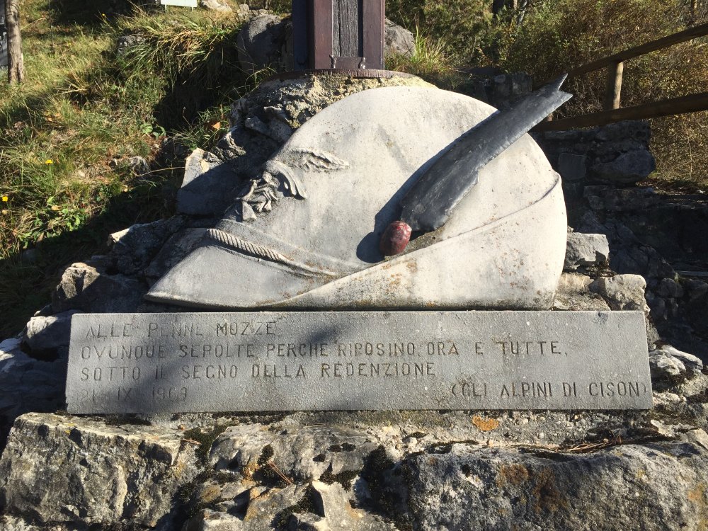 Simbolo degli Alpini nel Bosco delle Penne Mozze, dedicato alle Medaglie d'Oro al Valor Militare