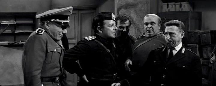 Totò in divisa da maresciallo dei carabinieri fa una pernacchia davanti a un ufficiale tedesco nel film I due marescialli del 1961