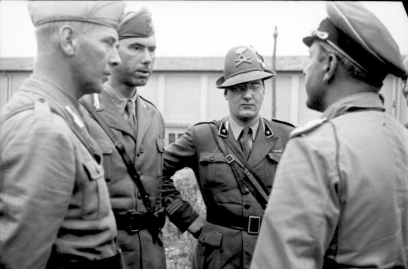Ufficiali italiani catturati da paracadutisti tedeschi subito dopo l'armistizio dell'8 settembre 1943