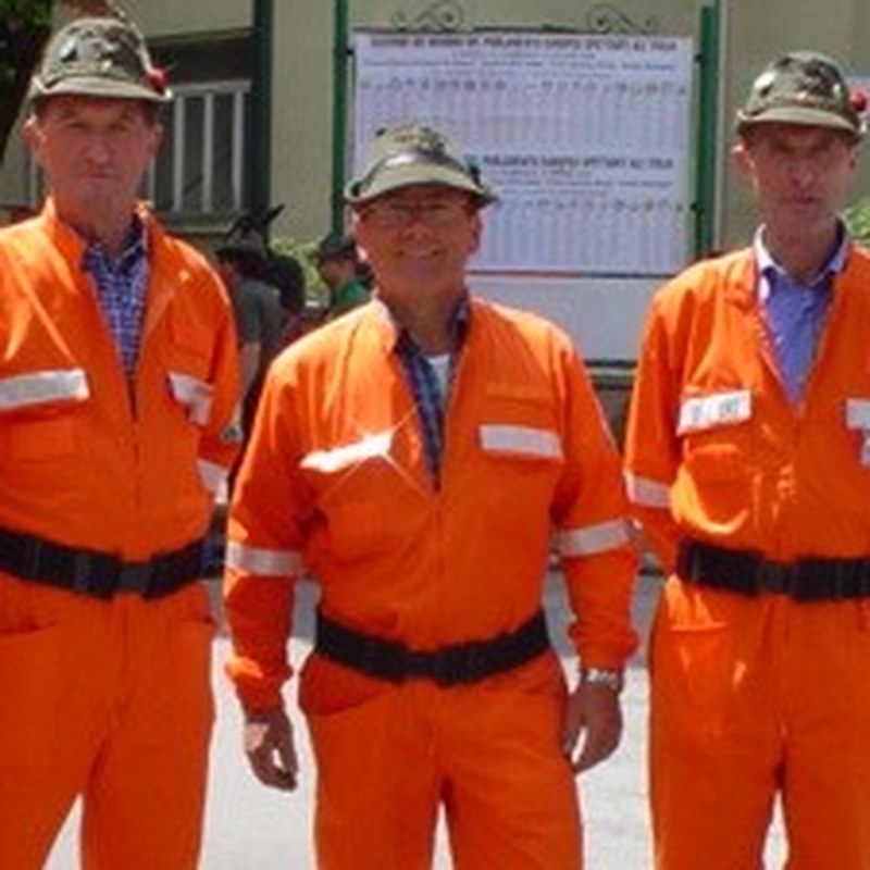 Antonio «Toni» Fratta, al centro, con la tuta arancione della Protezione Civile e il cappello alpino
