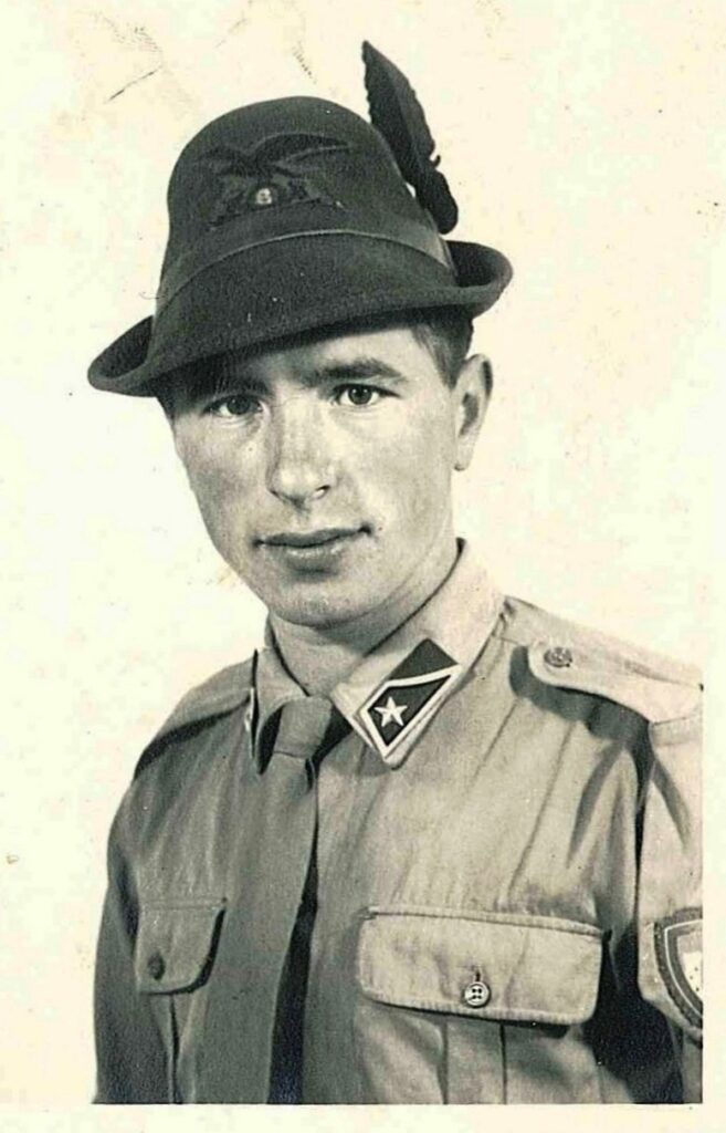 Ritratto di Toni Tamburlin giovane, in divisa da artigliere da montagna con il cappello alpino e la penna