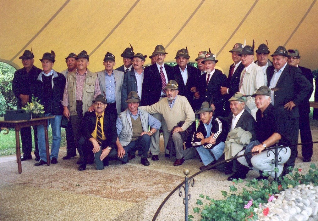 Una ventina di ex artiglieri da montagna con il cappello alpino riuniti sotto un tendone al raduno di Bassano del 2006