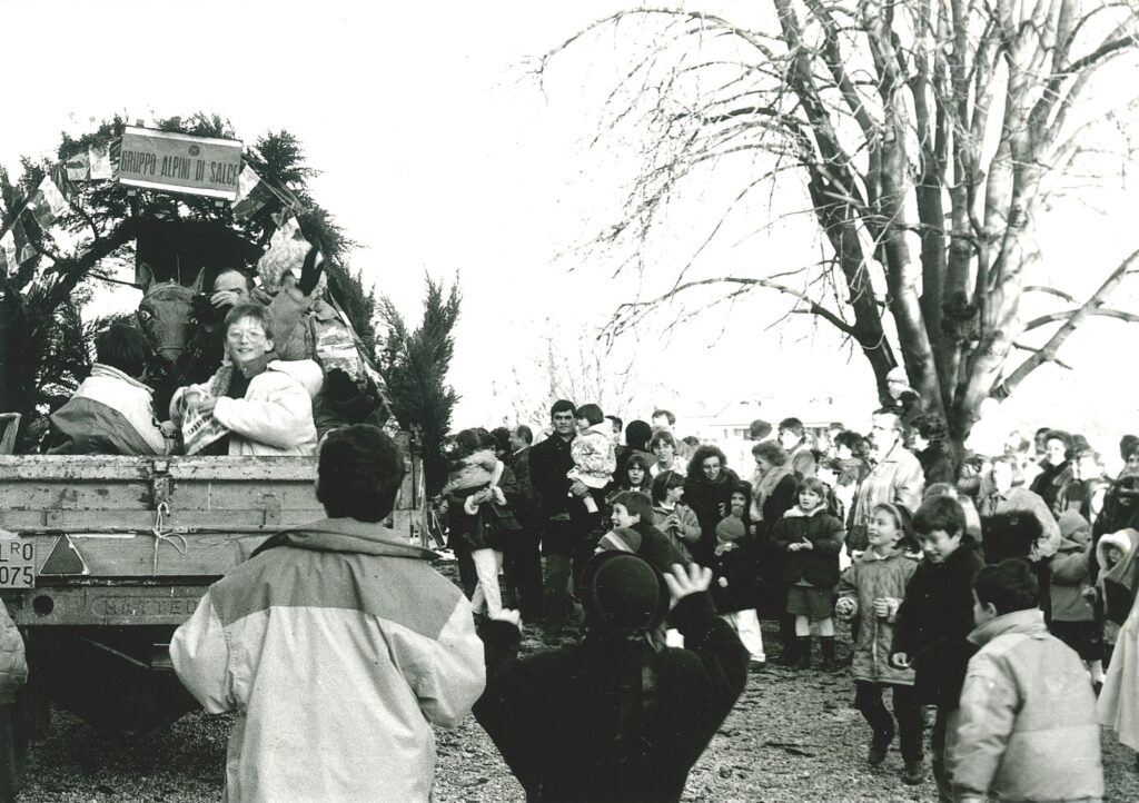 Il carro della Befana Alpina circondato da bambini e genitori, Salce, gennaio 1991