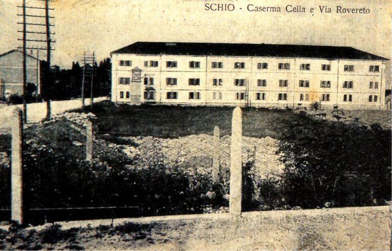 Cartolina d’epoca con il lungo edificio della caserma Cella lungo via Rovereto a Schio