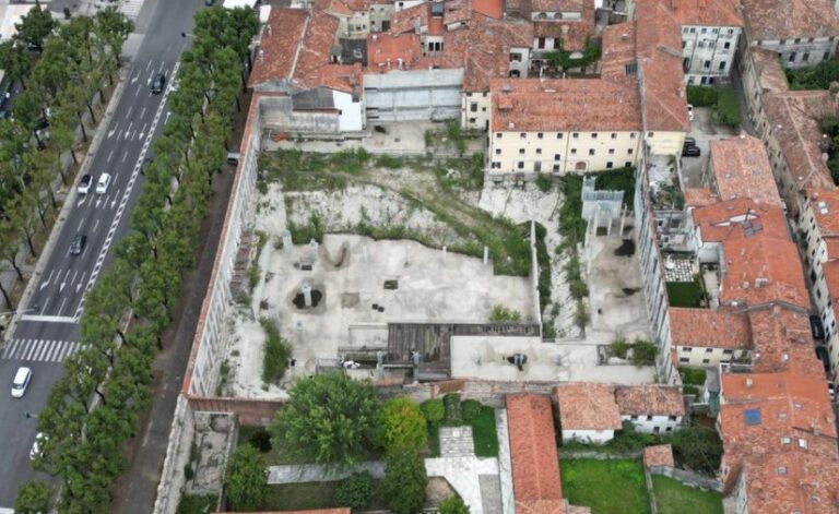 Vista aerea del centro di Bassano con l’area di cantiere dell’ex caserma lungo viale delle Fosse