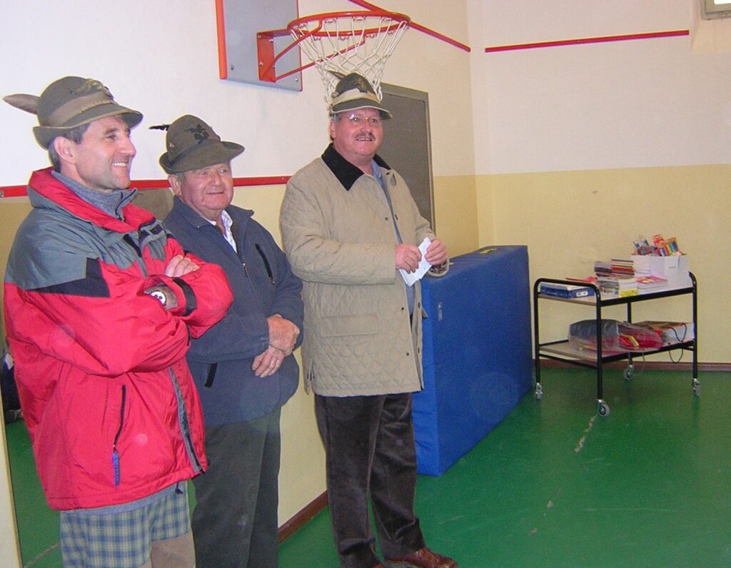 Ernesto Barattin con Cesare Colbertaldo ed Ezio Caldart nella palestra della scuola elementare di Giamosa, 2005