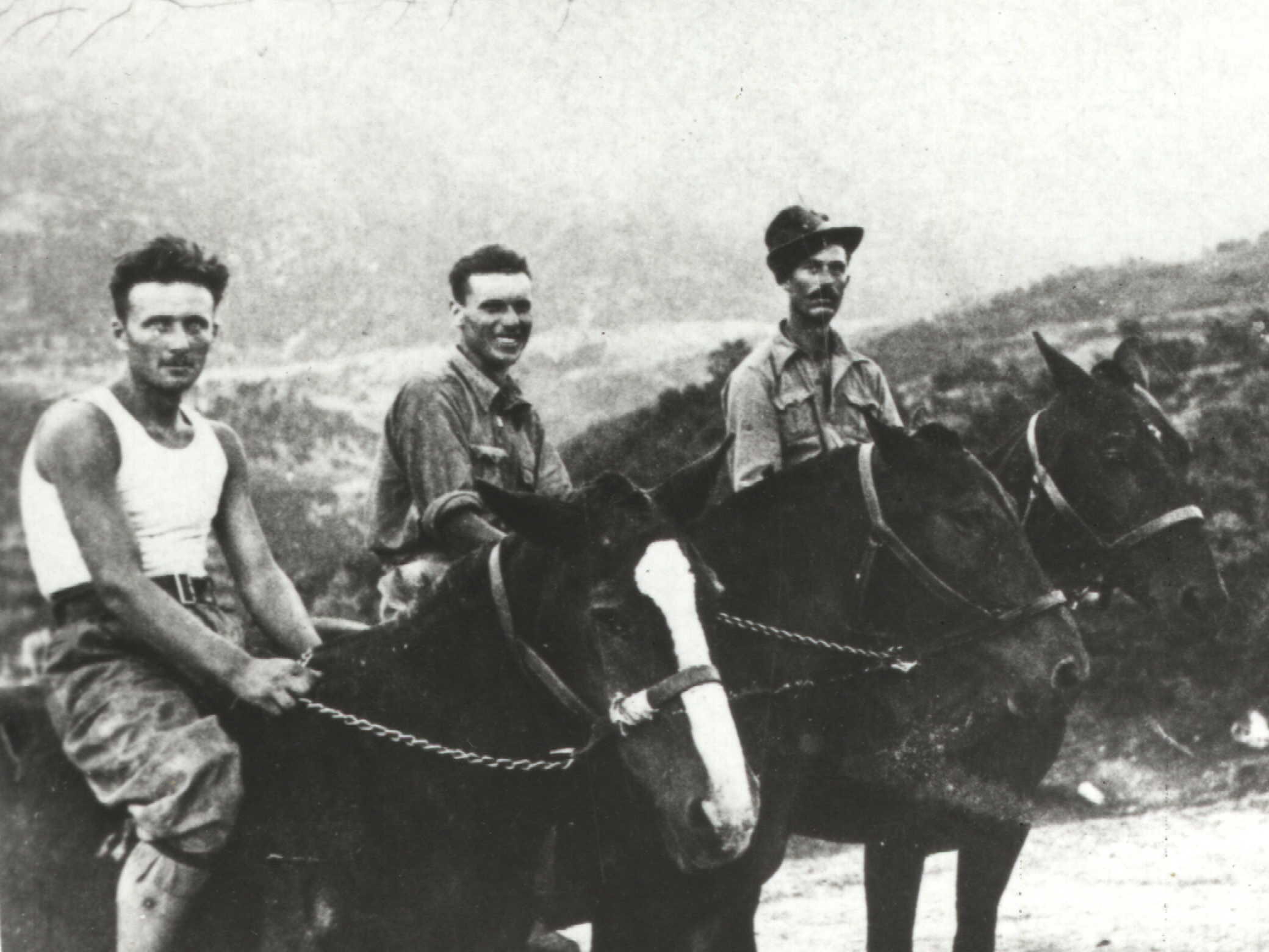 Tre uomini a cavallo: una fotografia, due didascalie e la guerra degli alpini di Salce