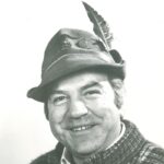 Ritratto di Decimo Colbertaldo sorridente, con il cappello alpino e la penna