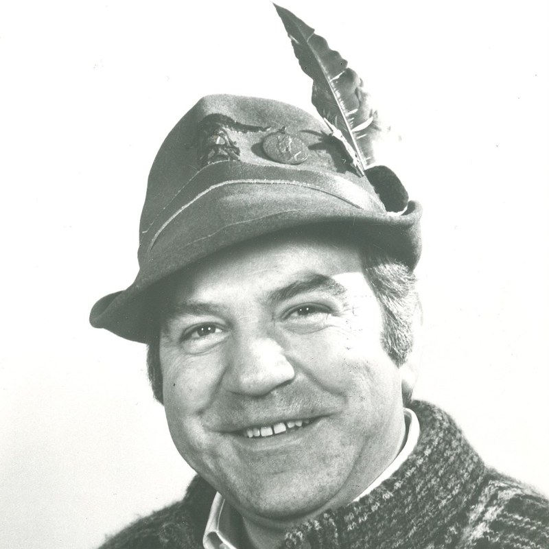 Ritratto di Decimo Colbertaldo sorridente, con il cappello alpino e la penna