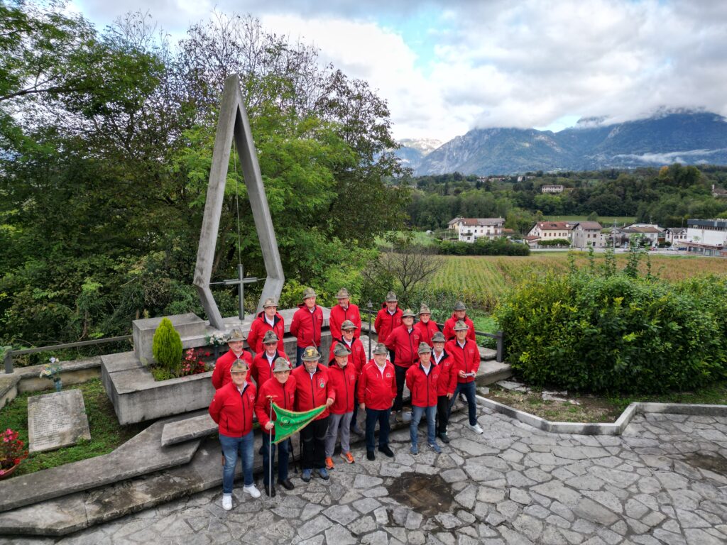 I membri del consiglio del gruppo alpini posano davanti al nostro monumento ai caduti