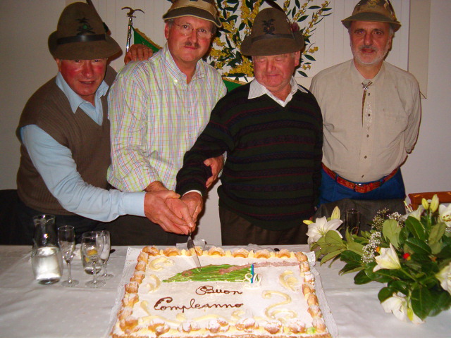 Ernesto Barattin taglia la torta del suo ottantesimo compleanno insieme agli amici alpini, 2007