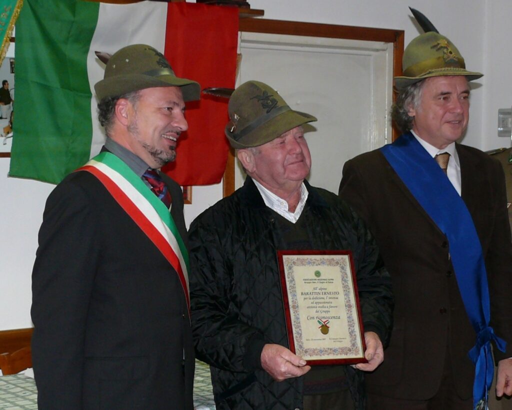 Ernesto Barattin con la pergamena e la medaglia d'oro tra il vicesindaco Franco Gidoni e l'assessore provinciale Quinto Piol, 25 novembre 2007