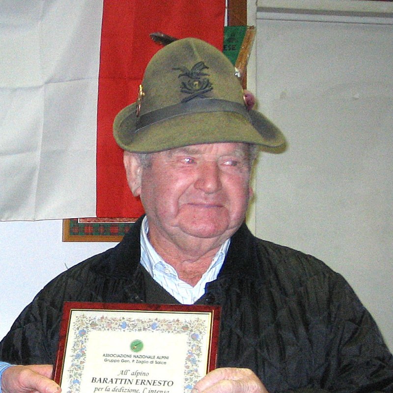 Ritratto di Ernesto Barattin con il cappello alpino e la pergamena del Gruppo, 2007