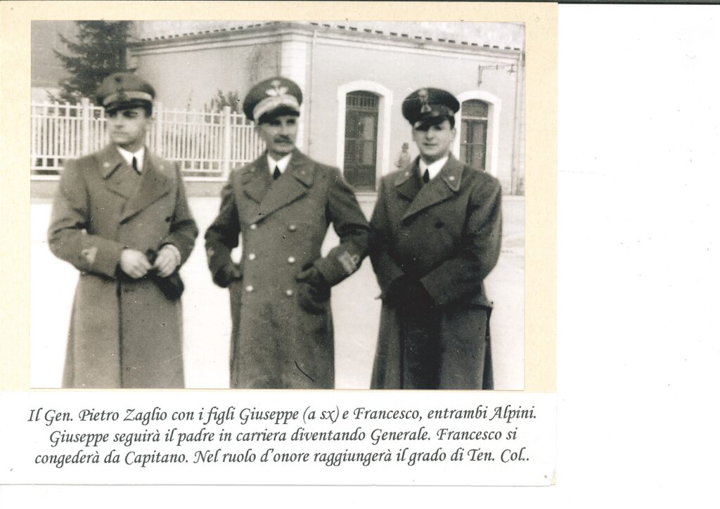 Il Generale Pietro Zaglio in cappotto militare fra i figli Giuseppe e Francesco, anch'essi ufficiali alpini
