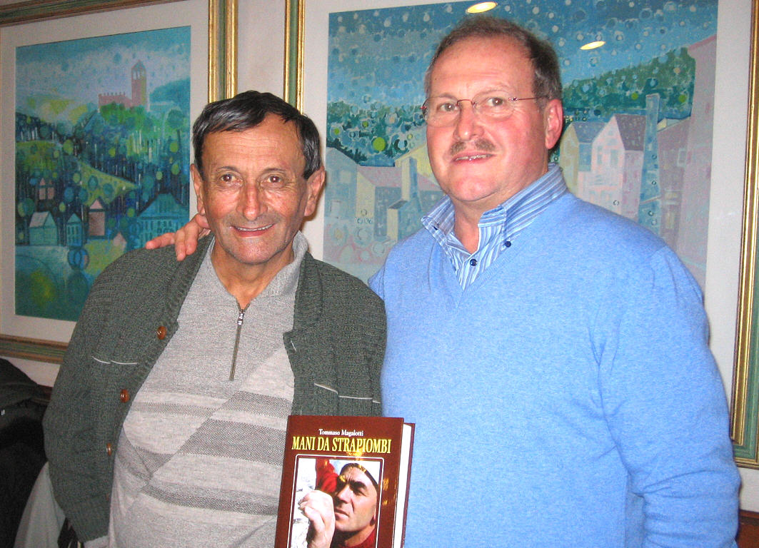 Giuseppe «Beppe» Giaccone e il capogruppo Ezio Caldart in piedi davanti a due quadri, il giorno dell'Assemblea del Gruppo Alpini di Salce del 25 novembre 2007