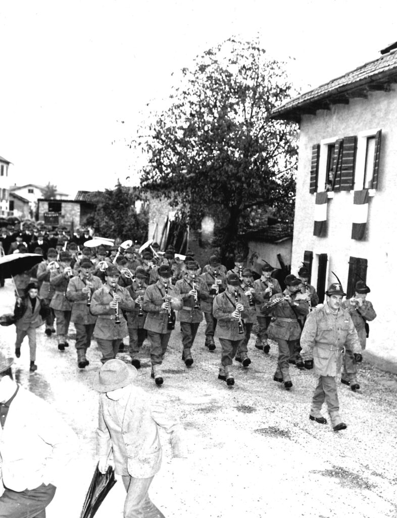 La fanfara alpina sfila per Salce durante la festa di inaugurazione del Gruppo, 1964
