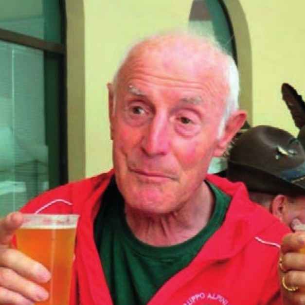 Ritratto di Mario De Luca con la giacca rossa del Gruppo Alpini di Salce
