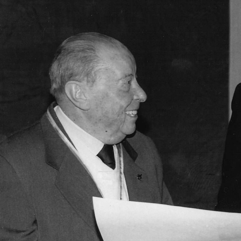 Ritratto di Mario Dell'Eva, sorridente, l'11 novembre 2001 mentre riceve il Premio San Martino