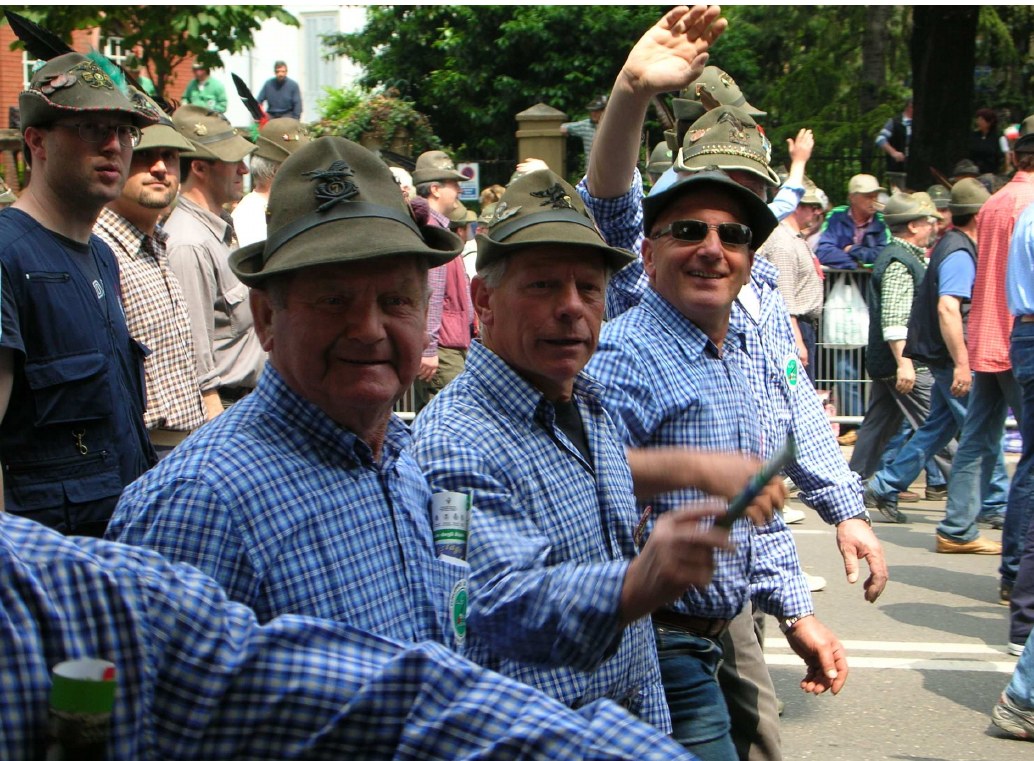 Alpini del Gruppo di Salce in camicia a quadri e cappello alpino sfilano all’Adunata nazionale di Parma del 2005