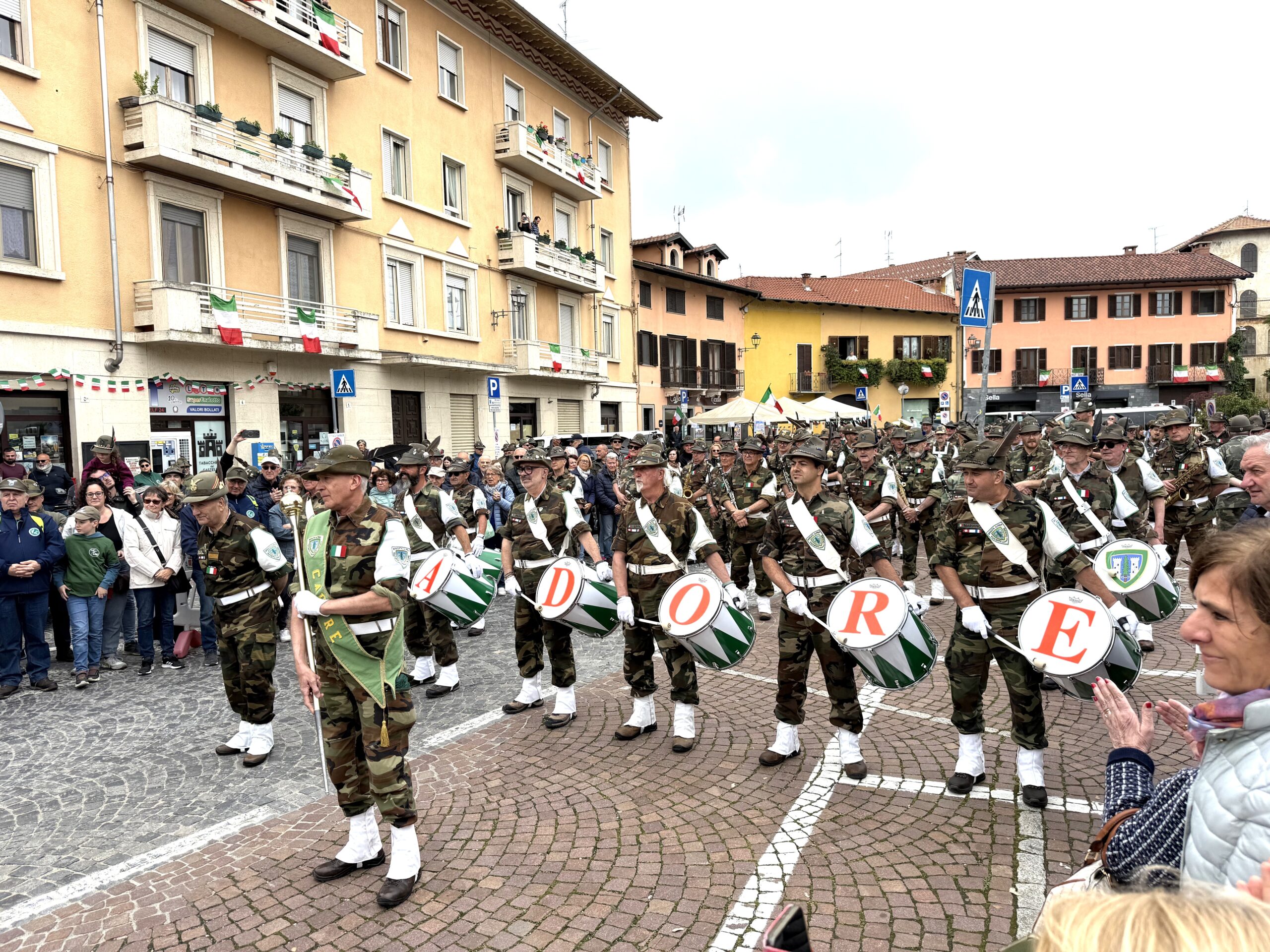 Candelo 10 maggio 2025 - La Fanfara dei congedanti della Brigata Cadore sfila per le vie della città