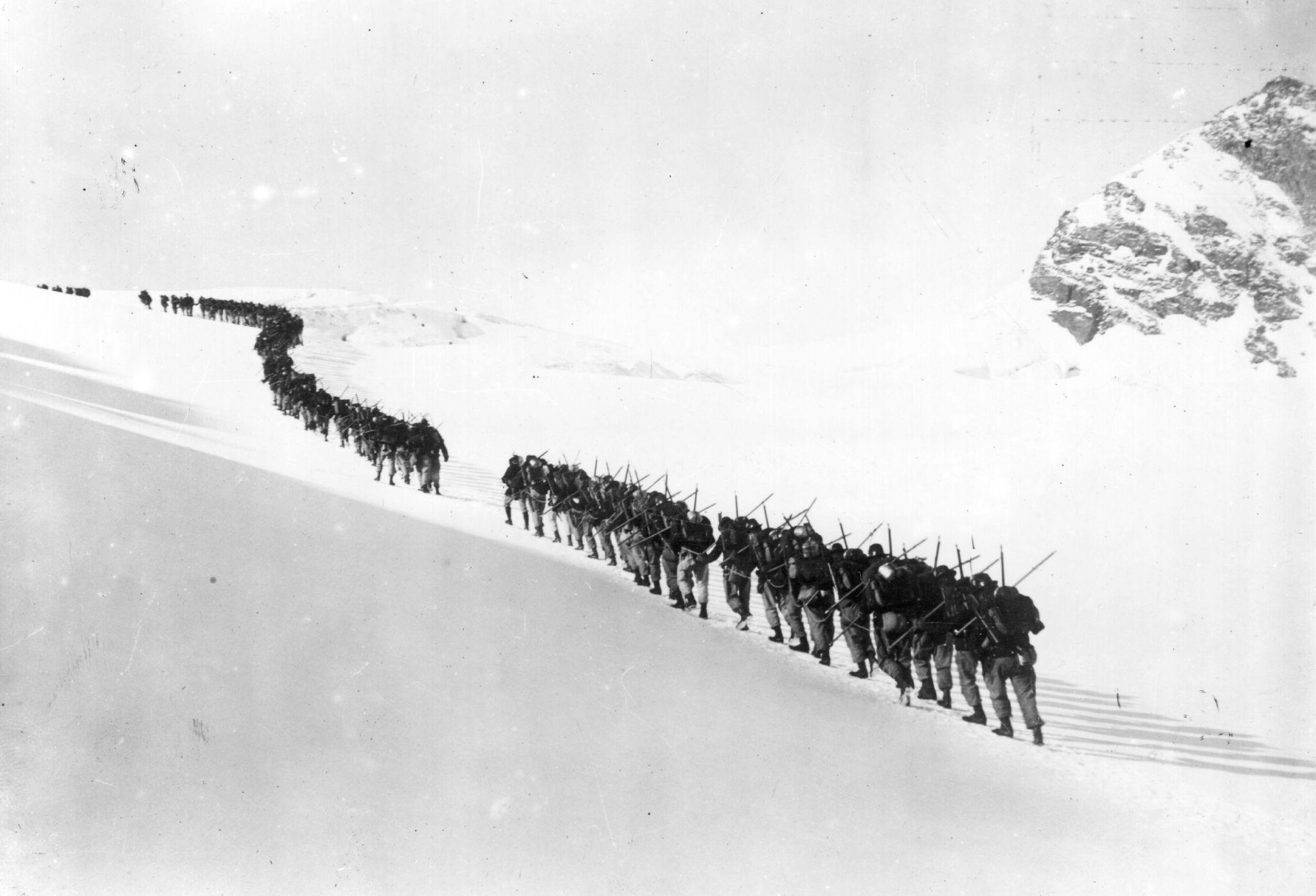 Truppe alpine italiane durante la Prima guerra mondiale, fotografia storica del 1915