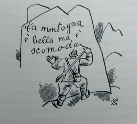 Disegno di un vecchio alpino con il sacco e il bastone che, di spalle, scrive su una roccia la frase La montagna è bella ma è scomoda